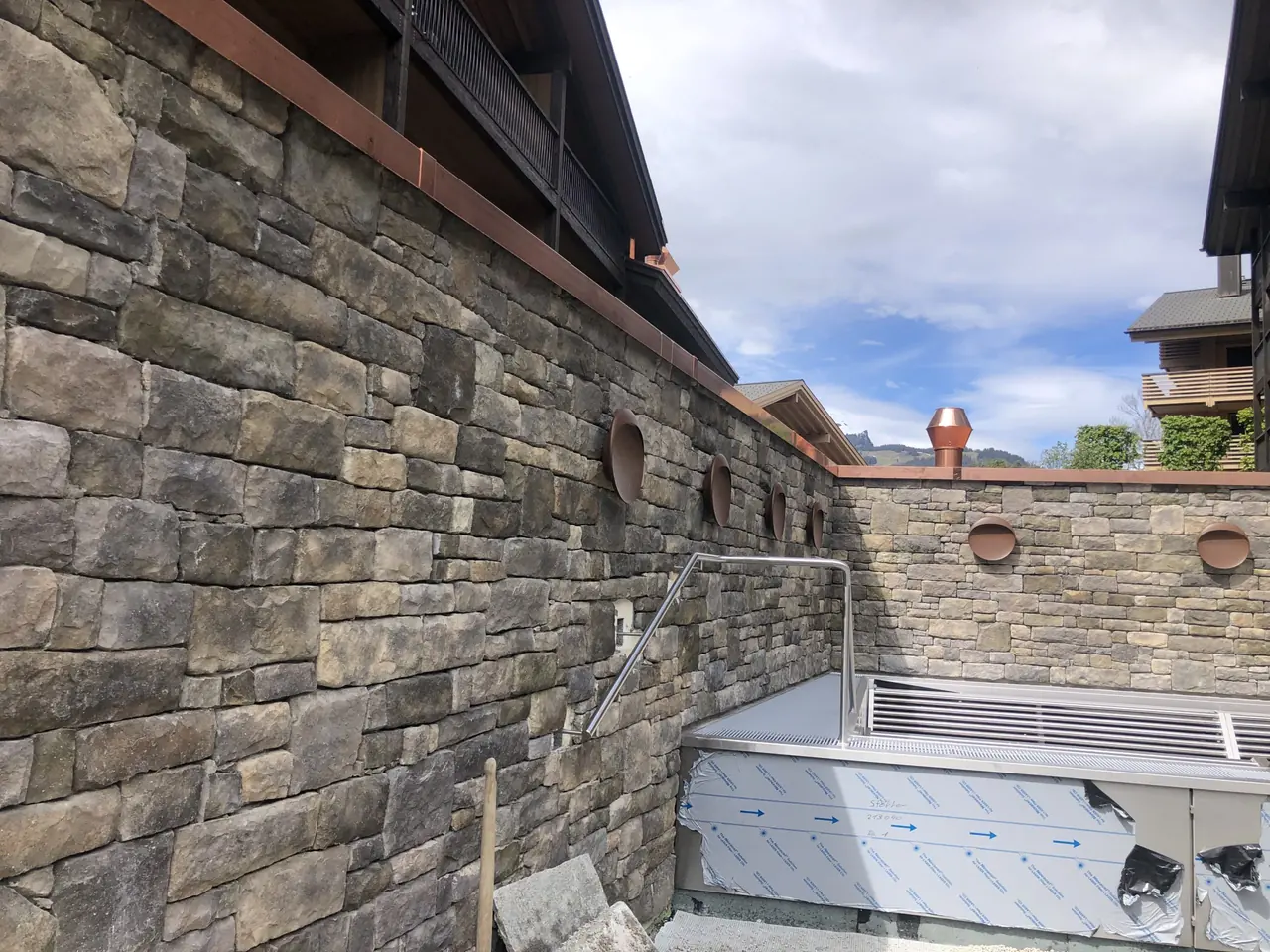 Hotel «Bergwelt»: Natursteinmauer entlang des Gebäudes