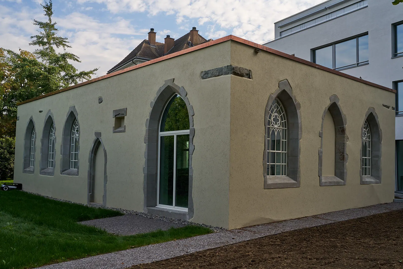 Giessen-Areal Wädenswil: historischer Bau mit Spitzbogenfenstern und erneuertem Putz