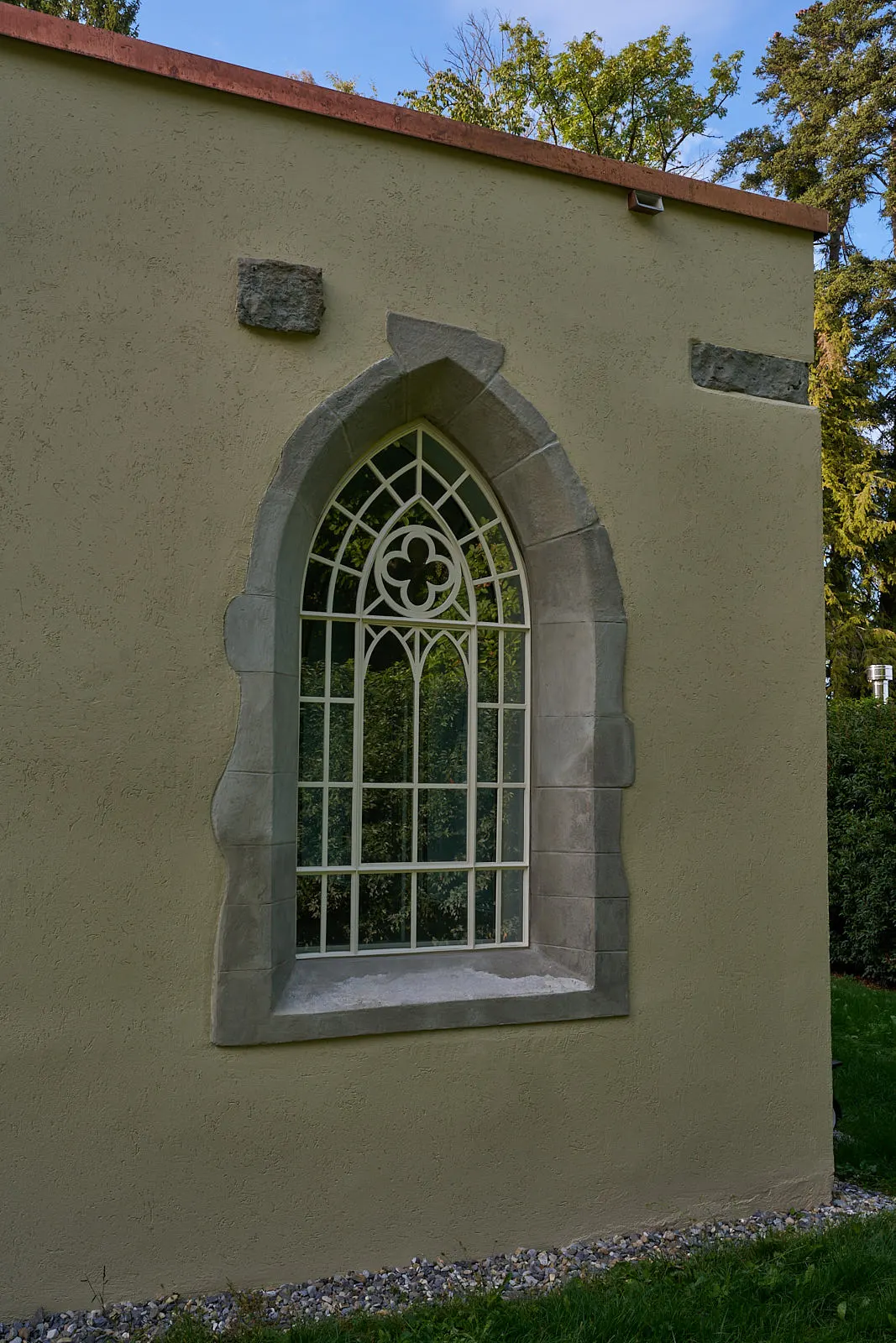 Giessen-Areal: Spitzbogenfenster mit Natursteineinfassung