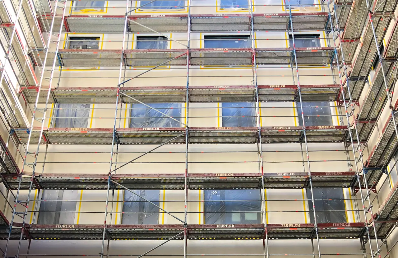 PZ Spital Limmattal: eingerüstete Fassade während der Dämmarbeiten