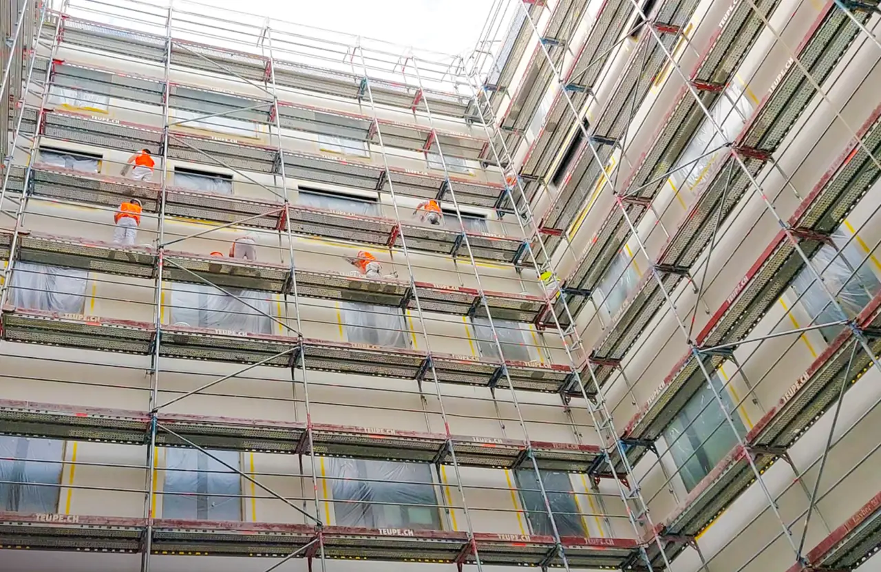 PZ Spital Limmattal: Innenhof mit Gerüst und Arbeitern