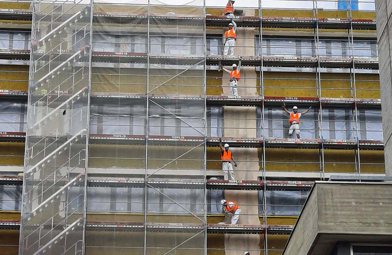 PZ Spital Limmattal: Arbeiter auf dem Gerüst an der Fassade